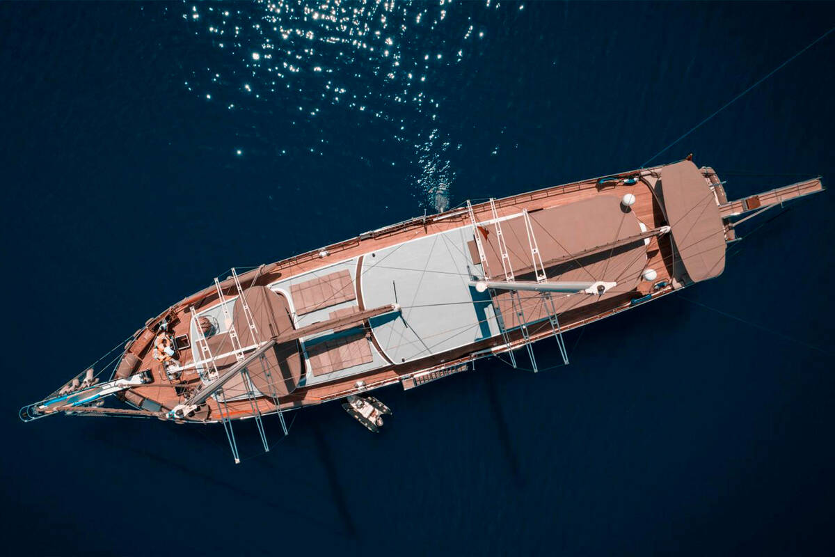 NEVRA QUEEN exterior