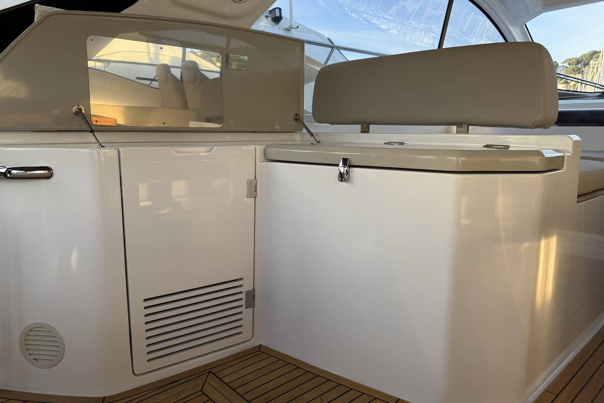 Bar with sink and grill in cockpit