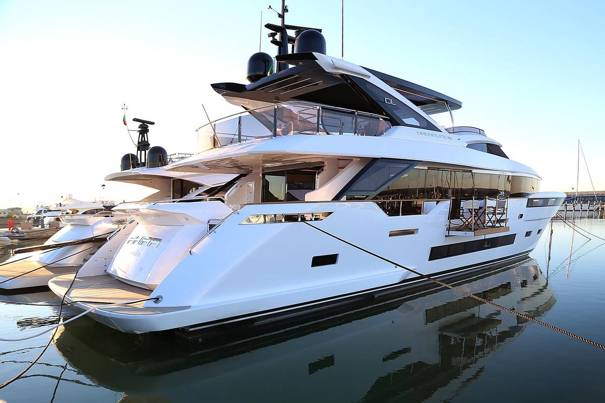 Exterior Dreamline 26m Akira