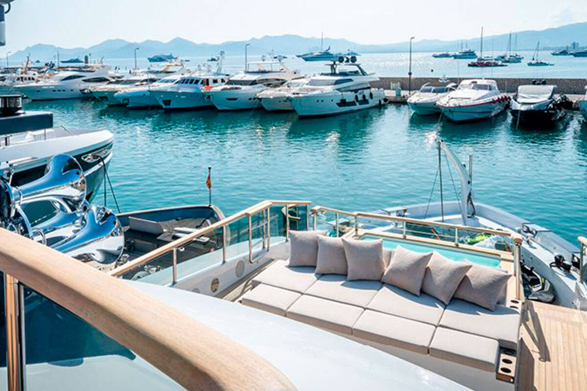 Sun loungers in the bow