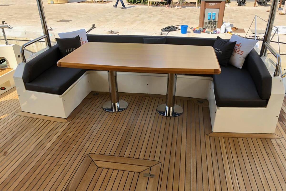 Dining area on cockpit