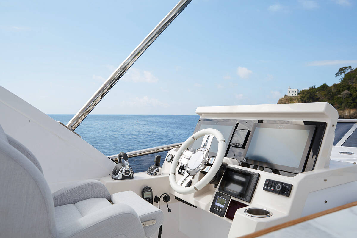 Helm station on flybridge