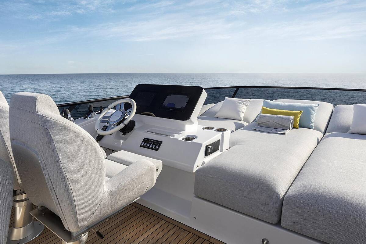 Helm station on flybridge