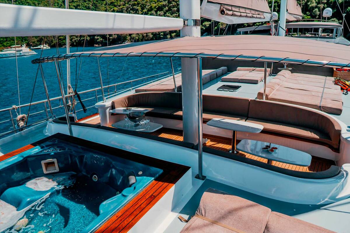 Deck jacuzzi