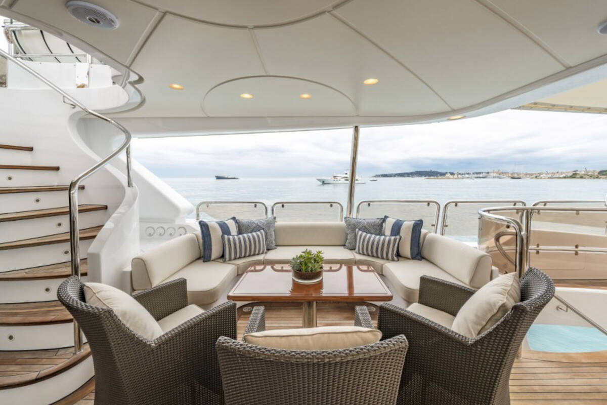 Relaxation area on upper deck 