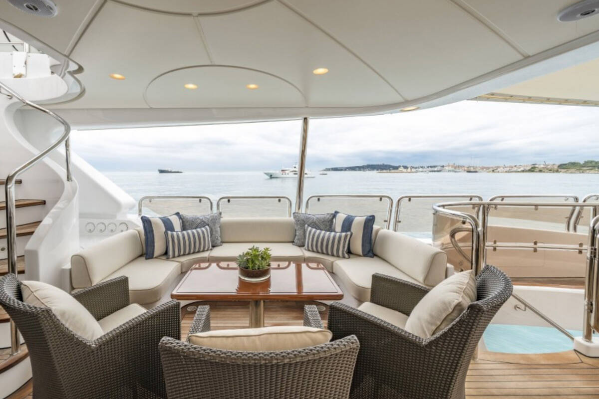 Relaxation area on upper deck 