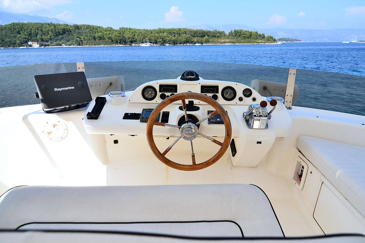 Helm station on flybridge