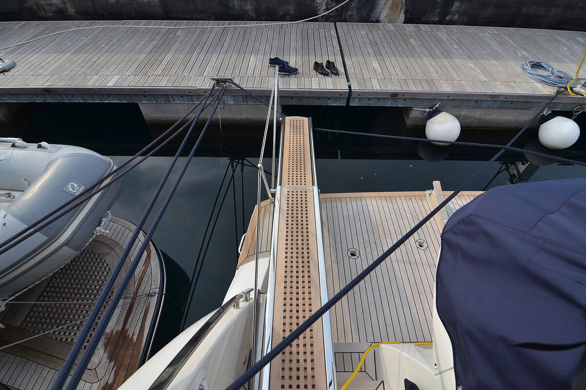 Hydraulic gangway