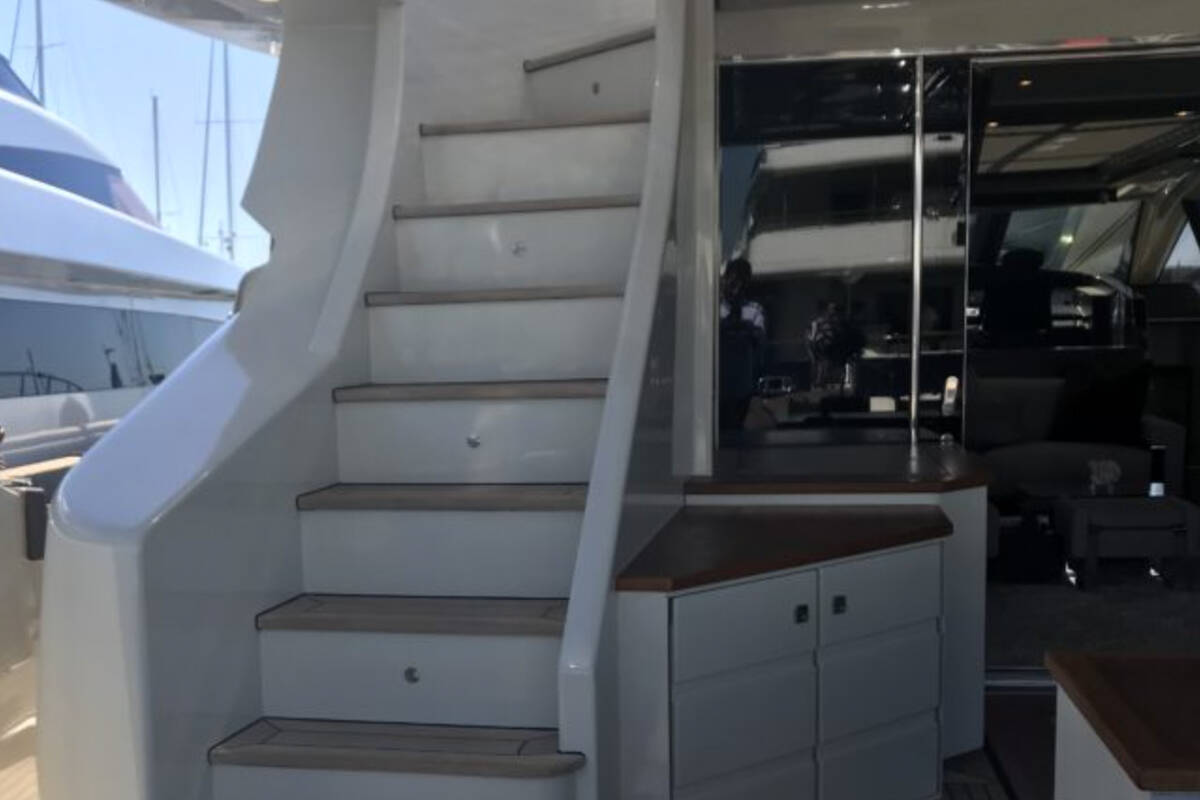 Stairs to flybridge 
