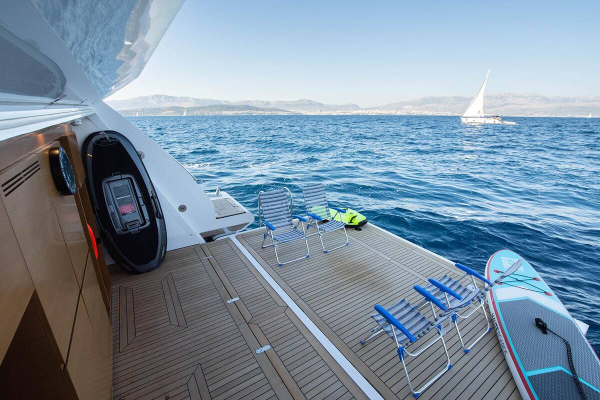 Beach club on aft