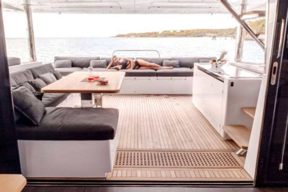 Cockpit M/Y LONG MONDAY 