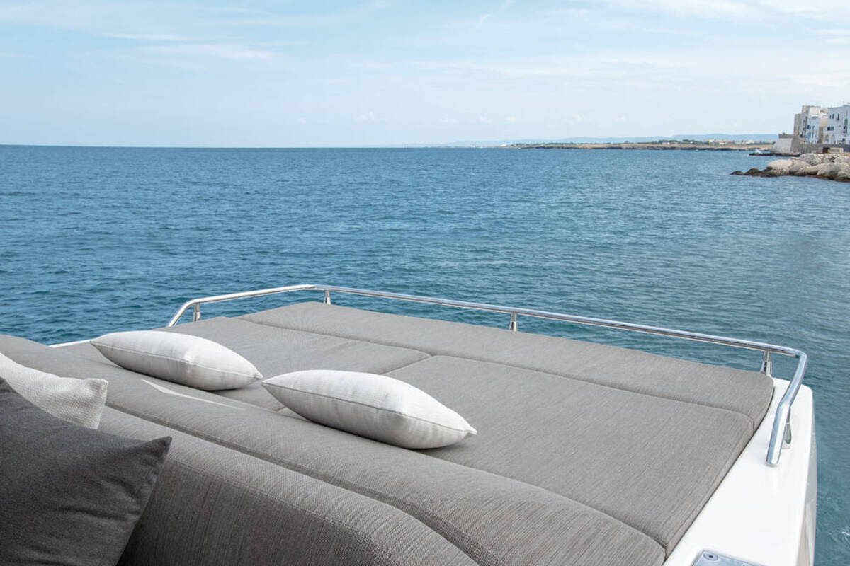 Sunbed area on aft cockpit