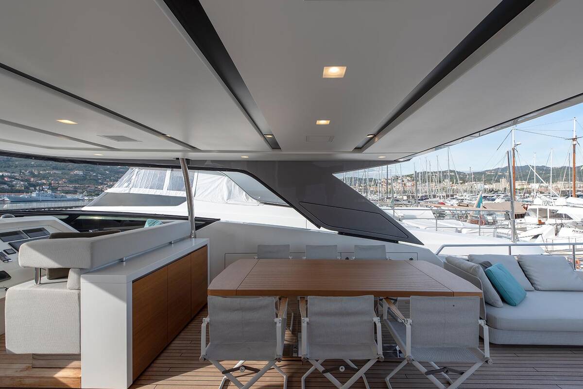 Dining area on flybridge