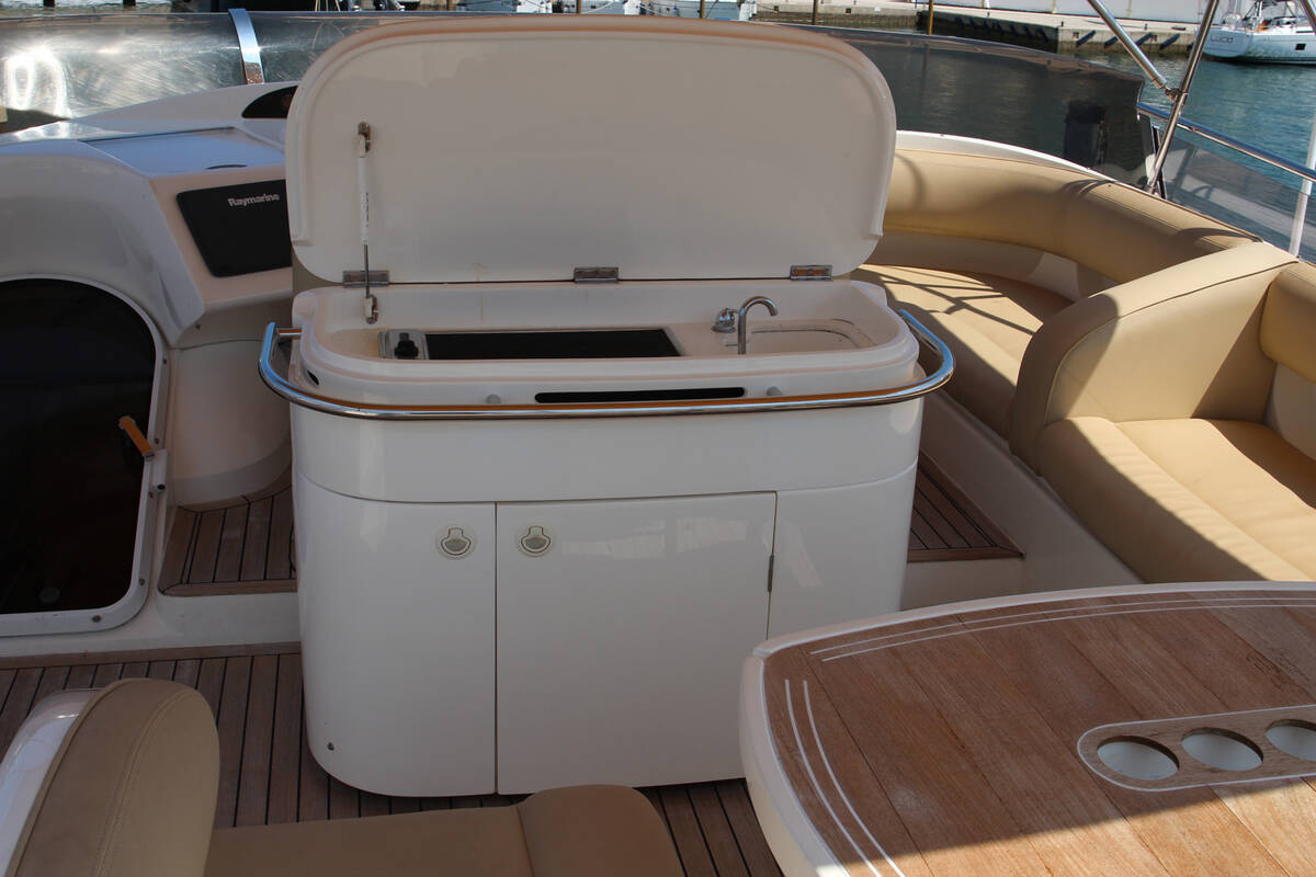 Wet bar on flybridge