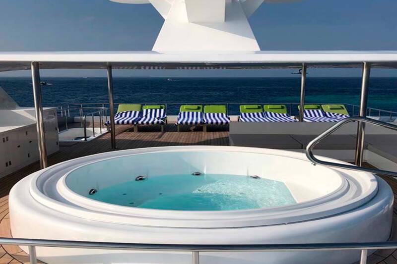 Jacuzzi on sundeck 