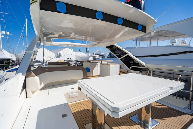 Dining area on aft flybridge