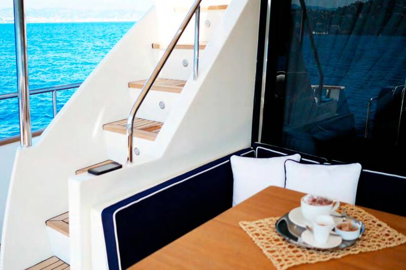 Cockpit M/Y LADY AMANDA