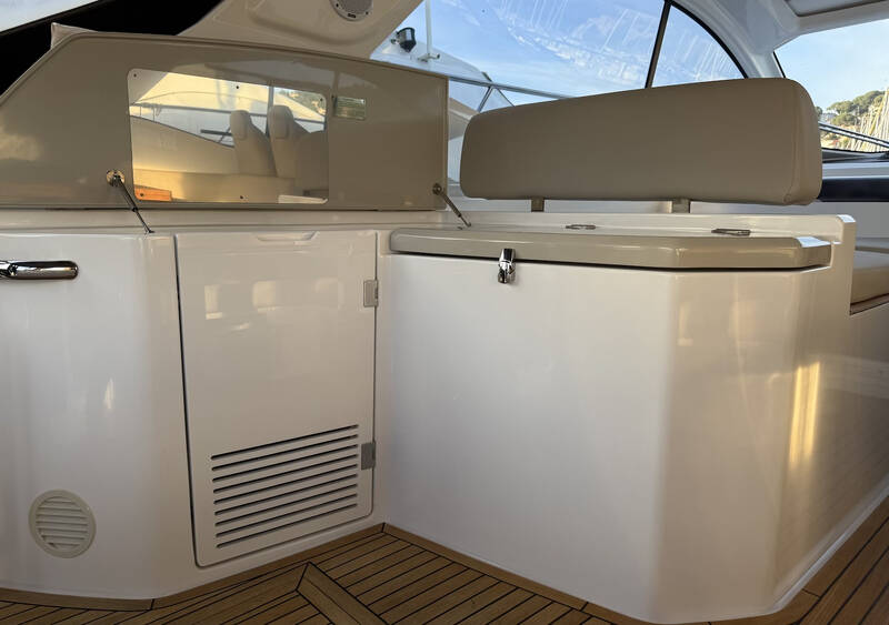 Bar with sink and grill in cockpit