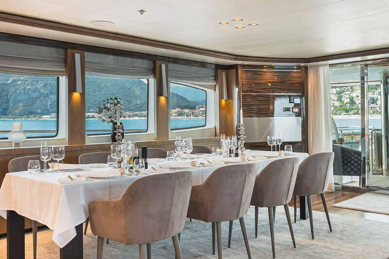 Main deck dining