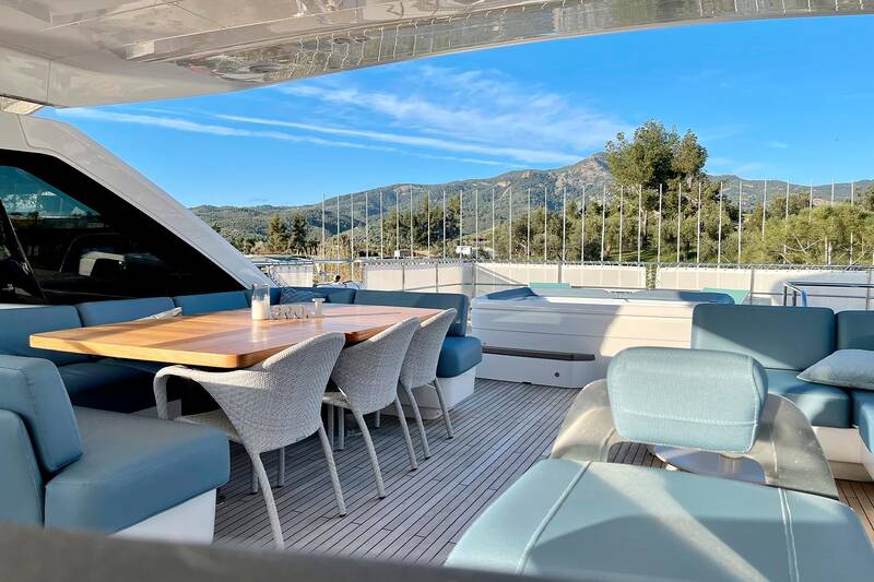 Dining area and jacuzzi on flybridge