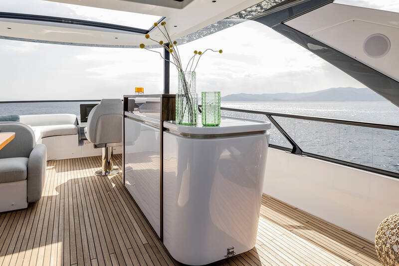 Bar on flybridge