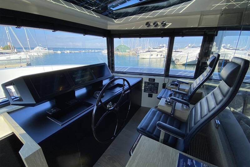 Main helm station