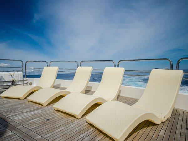 Lounge area on aft flybridge