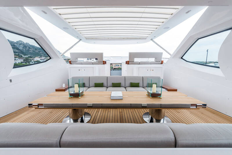 Dining area on flybridge