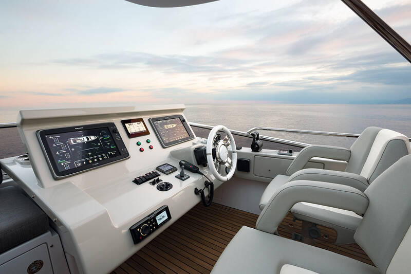 Helm station on flybridge