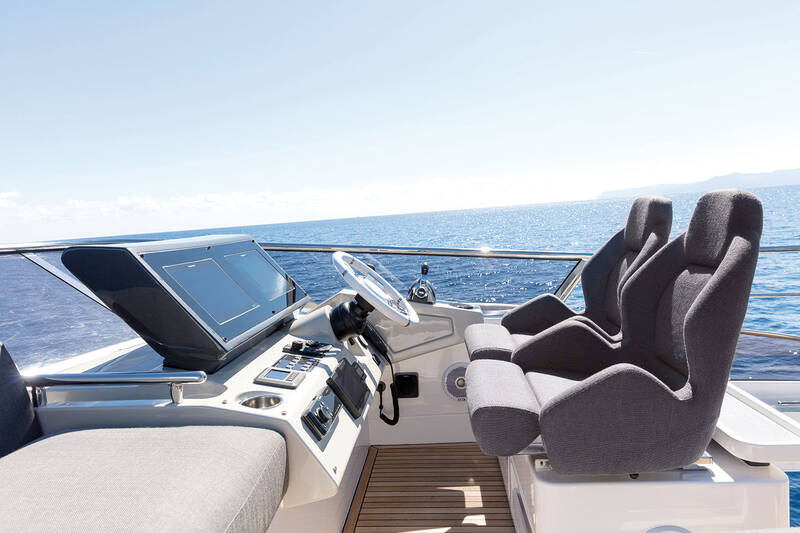 Helm station on flybridge