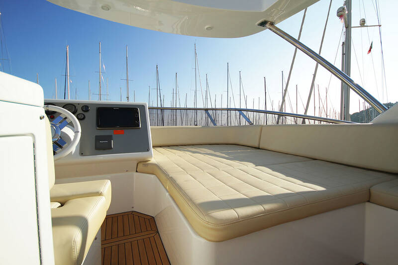 Flybridge front sunpad