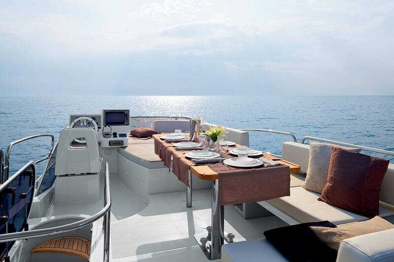 Flybridge L-Shaped Bench