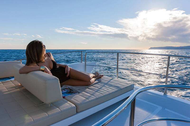 Flybridge aft sunpad