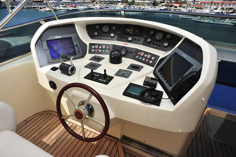 Control station on flybridge
