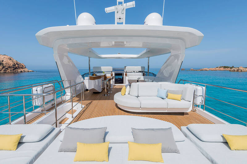 Sunbathing area on aft fly