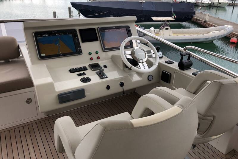 Helm station on flybridge