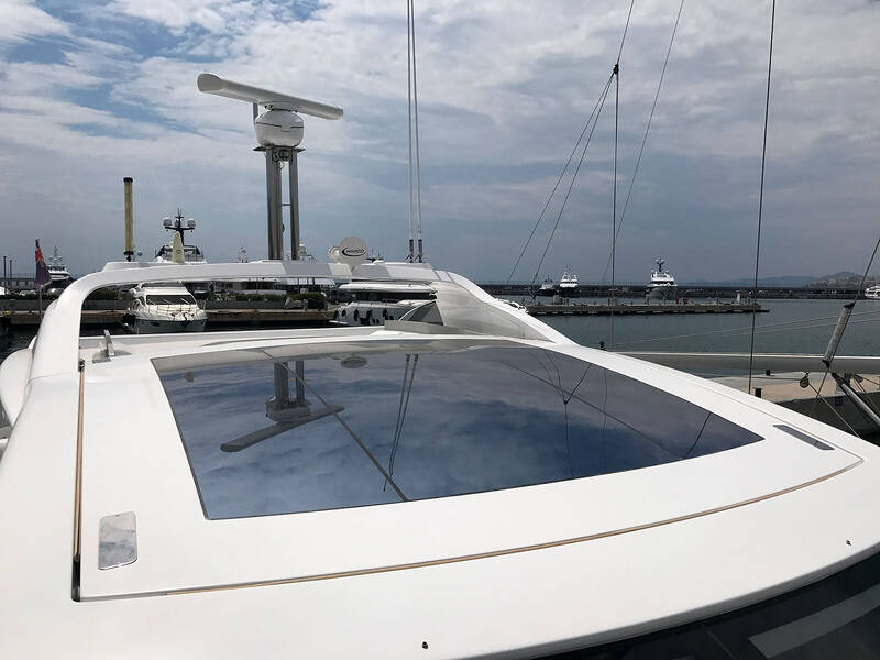 Hardtop with sliding roof in salon