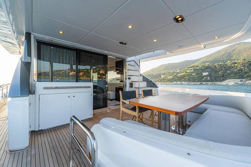Dining area and wet bar on cockpit