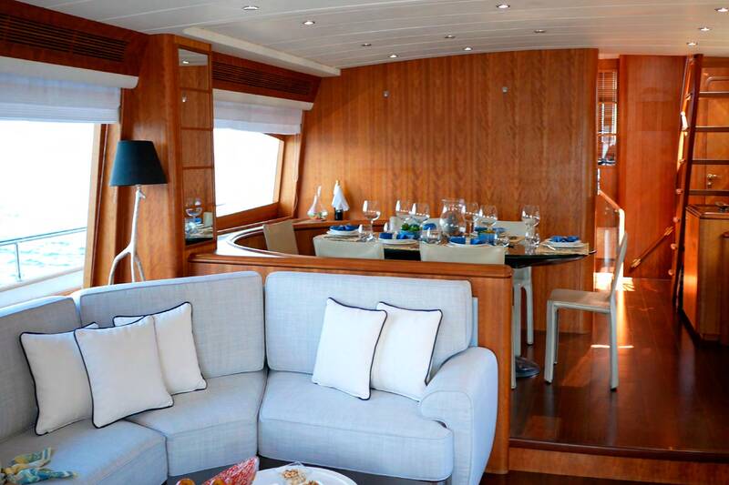 Dinette in salon M/Y LADY AMANDA