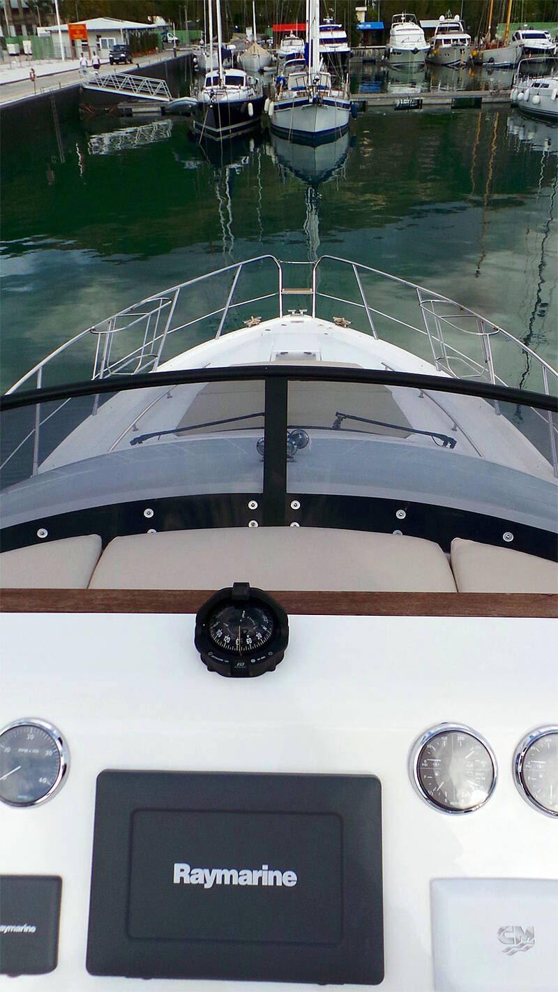 Helm station on flybridge
