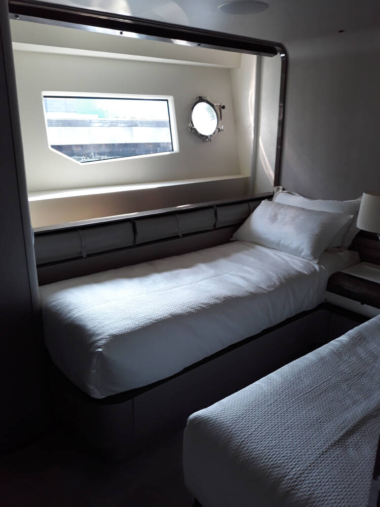 Bow cabin on starboard side