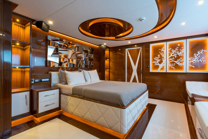 Front double guest cabin