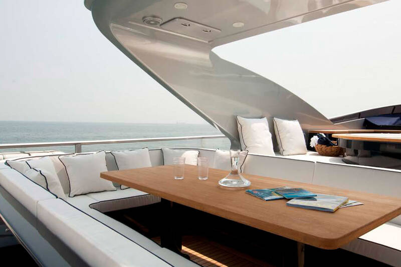 Dining area on the flybridge