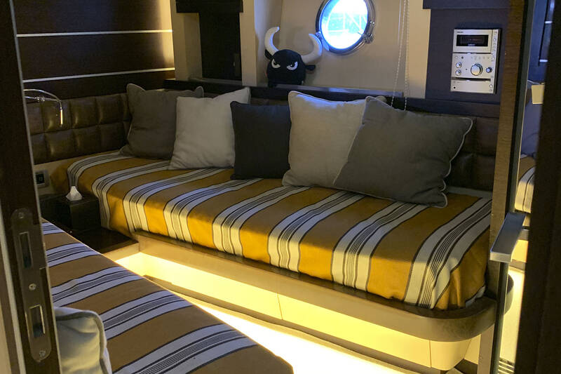 Guest stateroom Azimut 86S