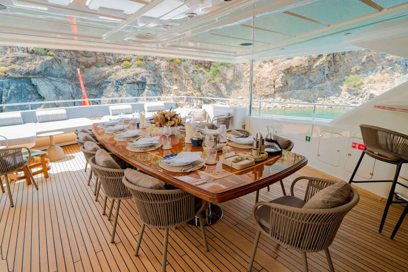 Upper deck dining