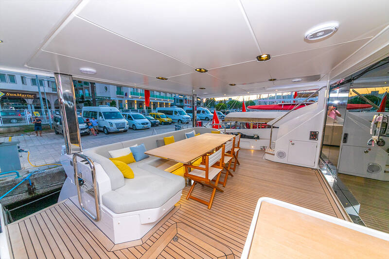 Cockpit with dining area