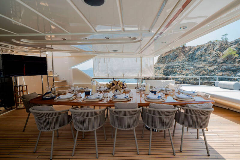 Upper deck dining