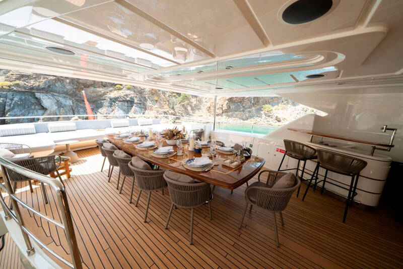 Upper deck dining