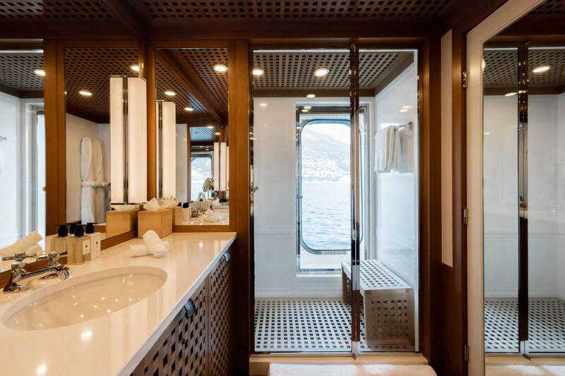 Main Deck - Double Starboard Cabin 2 Bathroom