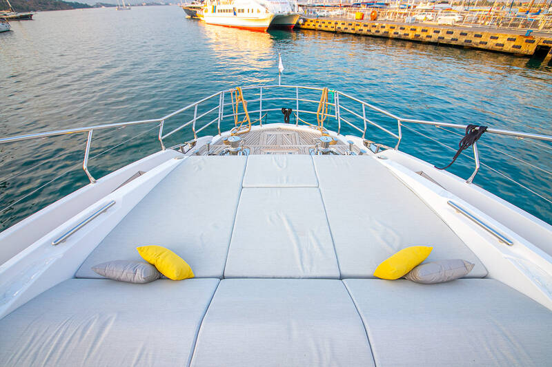 Sunbathing area on bow 